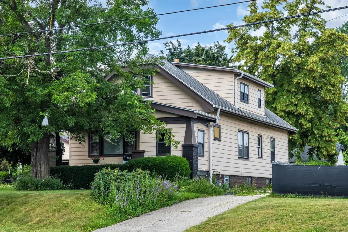 3857 S 35th St, Greenfield, WI 53221 - #1