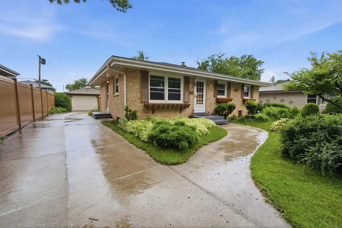 W171N8437 Allen Ave, Menomonee Falls, WI 53051 - #1