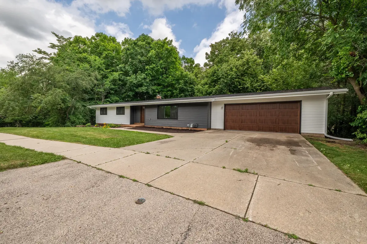 2421 Skyline Dr, West Bend, WI 53090 - #1