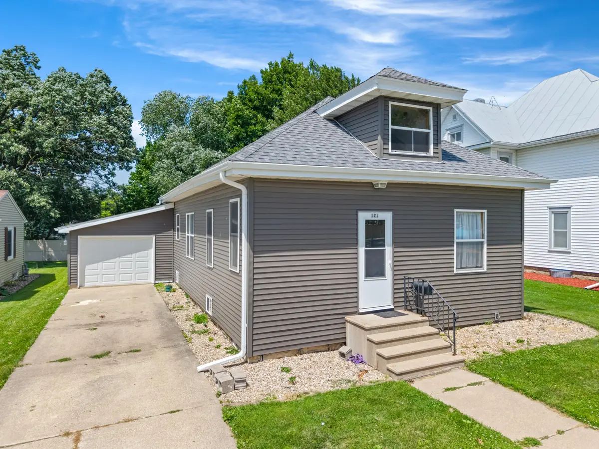 121 Lincoln St E, Caledonia, MN 55921 - #1