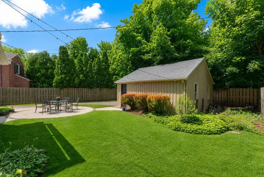 6931 N Belmont Ln, Fox Point, WI 53217 - #3
