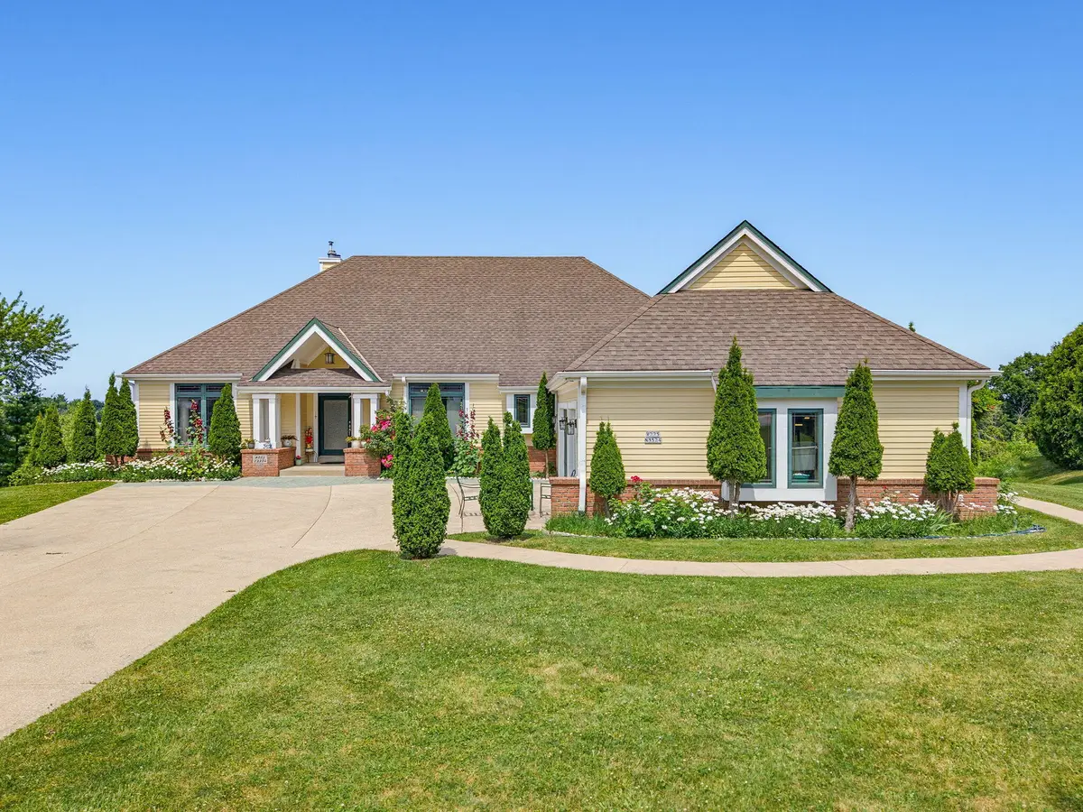 W225N3524 Wethersfield Rd, Pewaukee, WI 53072 - #1
