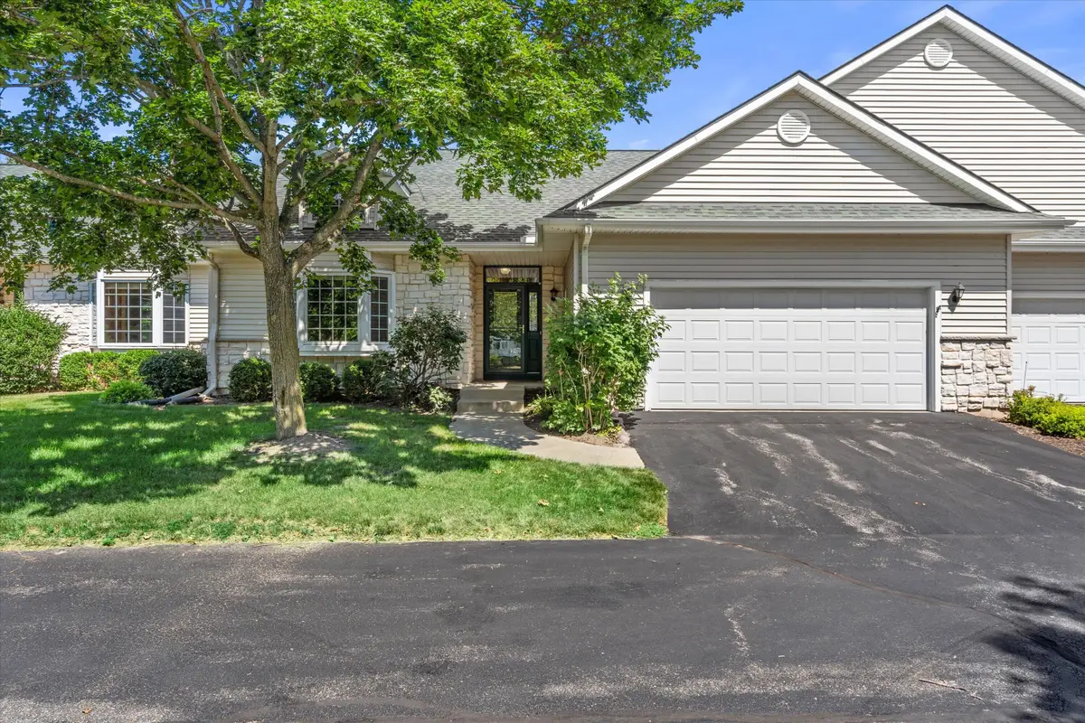 293 Cardinal Ln, Hartland, WI 53029 - #1