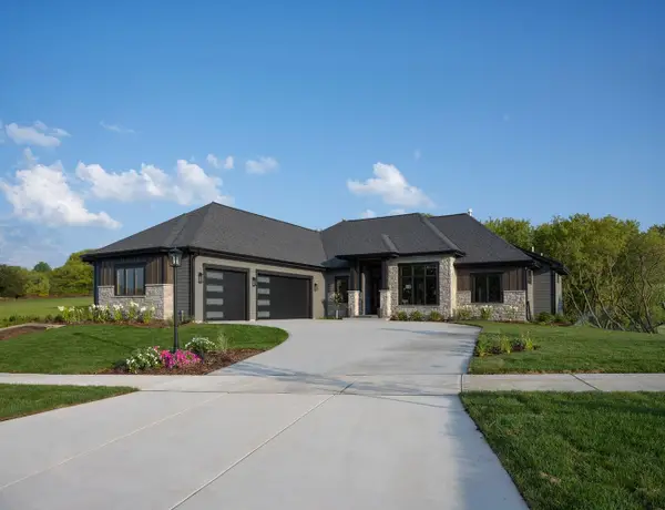 4077 Hawthorn Farm Ct, Delafield, WI 53058