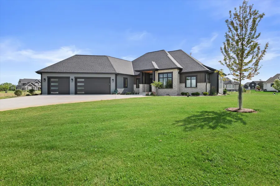 4077 Hawthorn Farm Ct, Delafield, WI 53058 - #3