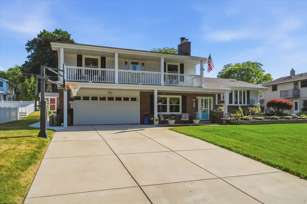 2789 N Mayfair Ct, Wauwatosa, WI 53222 - #1