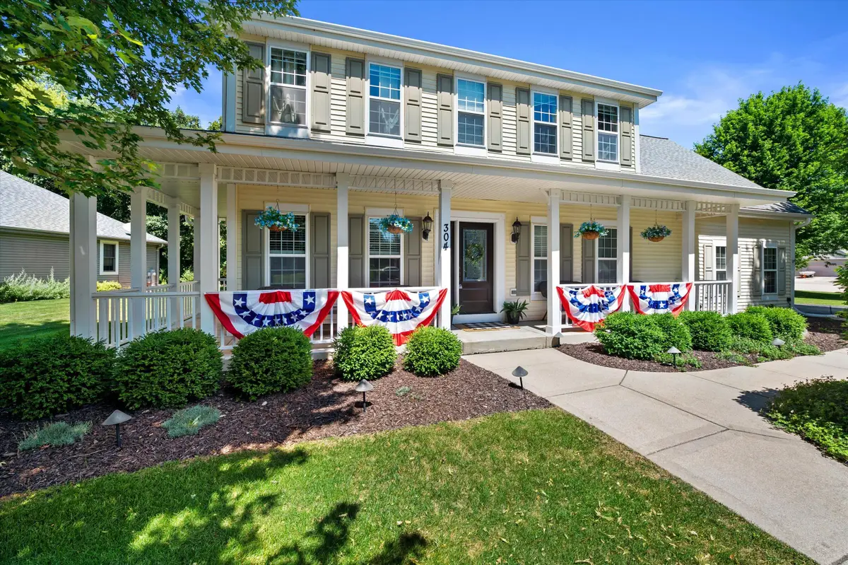 304 Woodlands Ct, Hartland, WI 53029 - #1