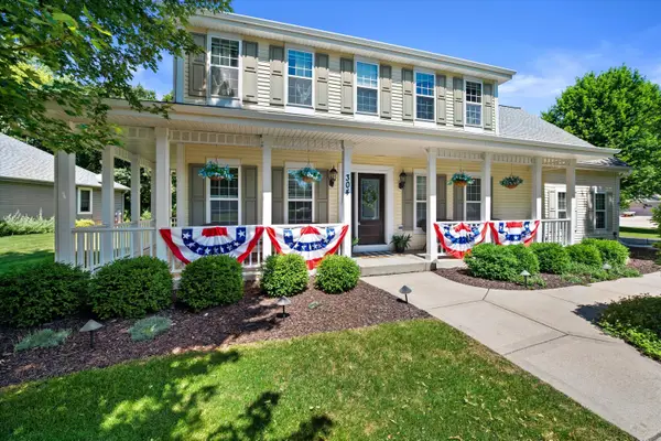304 Woodlands Ct, Hartland, WI 53029