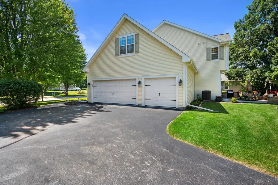304 Woodlands Ct, Hartland, WI 53029 - #2