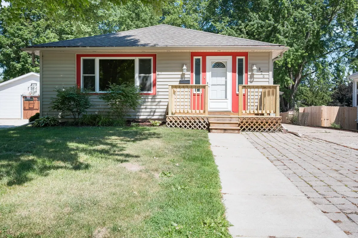 826 N Main St, Hartford, WI 53027 - #1