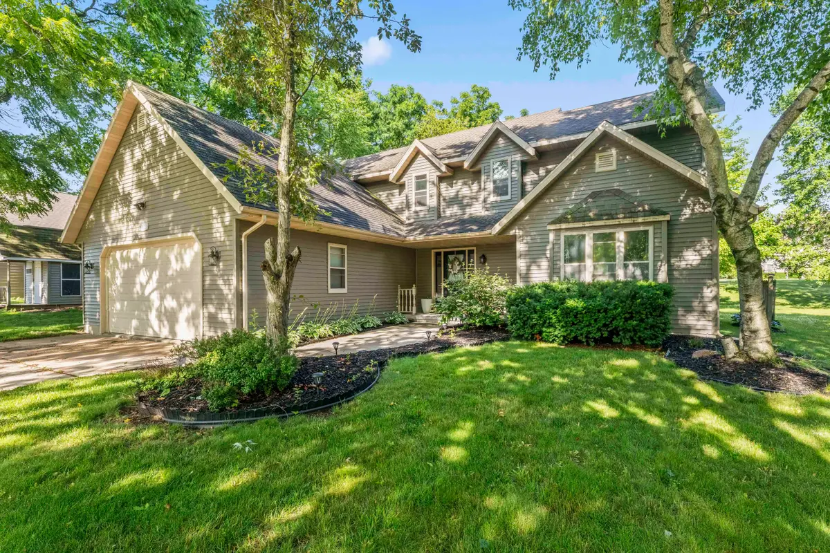 612 Sweetbriar Ln, Watertown, WI 53098 - #1