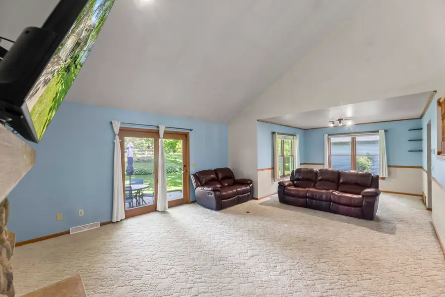 612 Sweetbriar Ln, Watertown, WI 53098 - #3