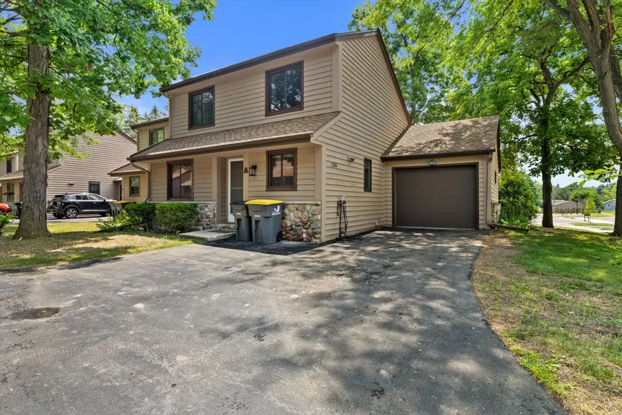 1335 Hickory Dr, Waukesha, WI 53186 - #2