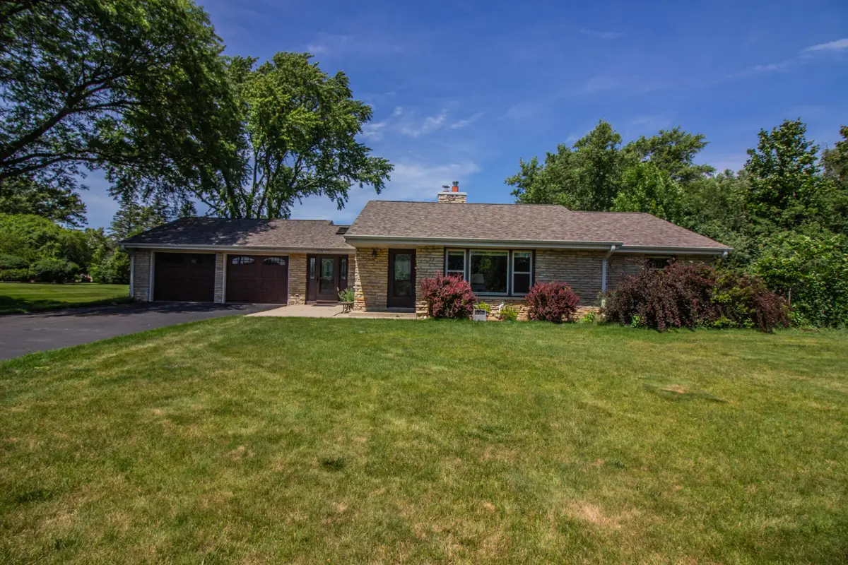 N80W16102 Rainbow Dr, Menomonee Falls, WI 53051 - #1