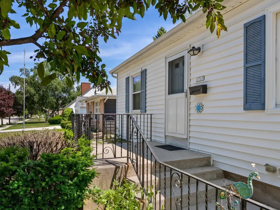 1717 Green St, Manitowoc, WI 54220 - #2
