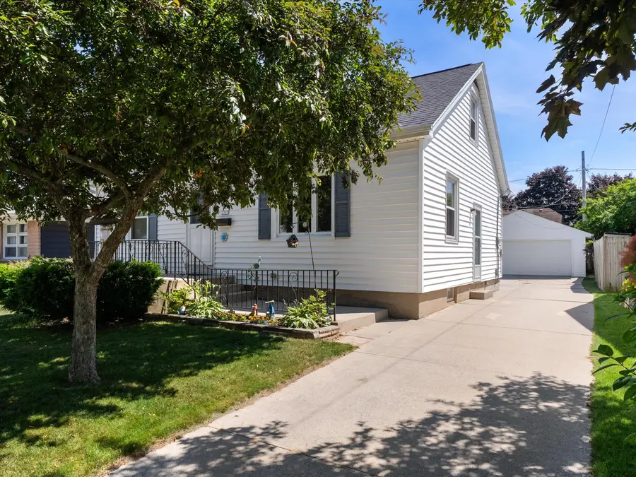 1717 Green St, Manitowoc, WI 54220 - #3