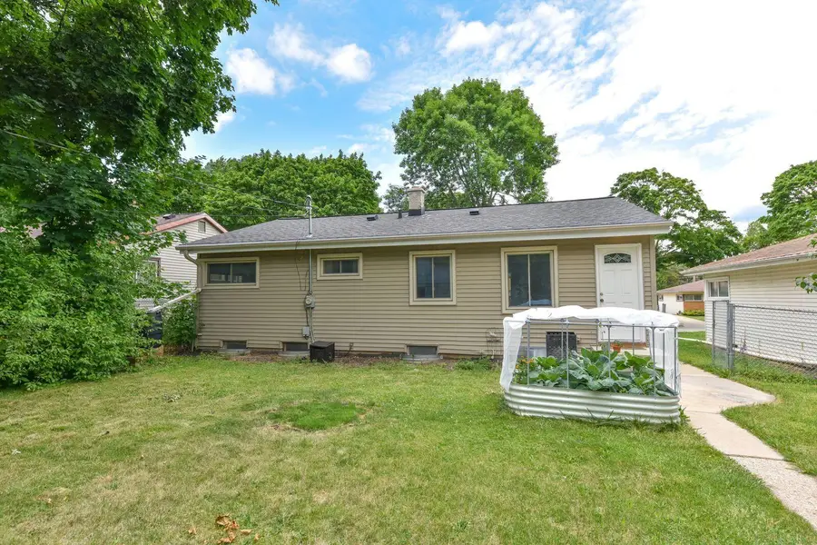 8605 W Lawrence Ave, Milwaukee, WI 53225 - #2