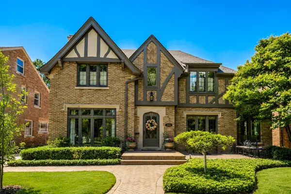 5859 N Maitland Ct, Whitefish Bay, WI 53217