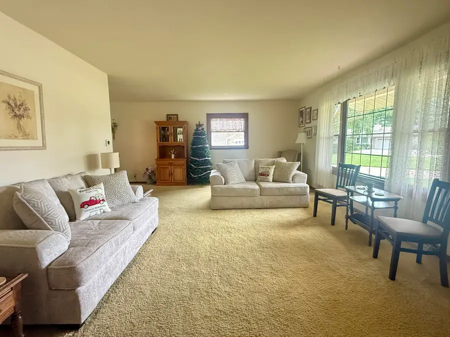 607 Poppy St, Oconomowoc, WI 53066 - #3