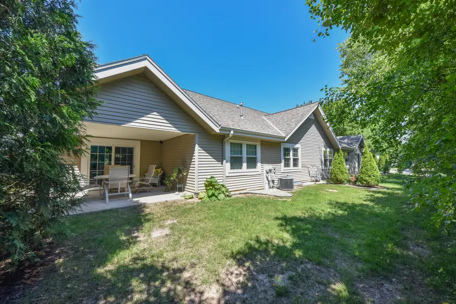 W65N296 Lincoln Ct, Cedarburg, WI 53012 - #2