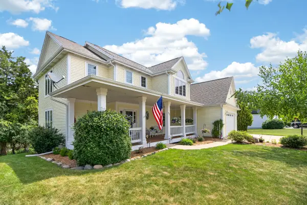 695 Summer Creek Rd, Oconomowoc, WI 53066