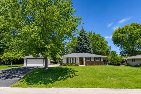 2422 W Hilltop Ln, Oak Creek, WI 53154