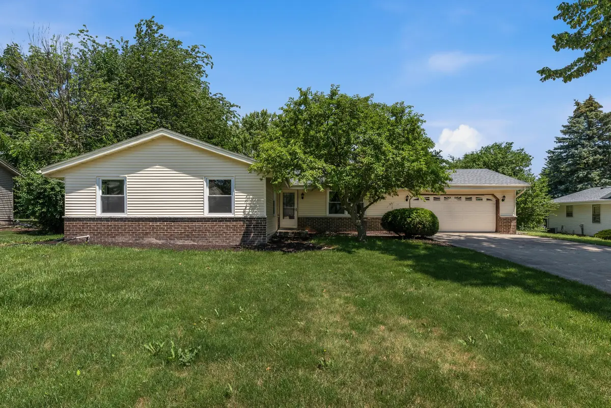 N101W15864 Santa Fe Dr, Germantown, WI 53022 - #1