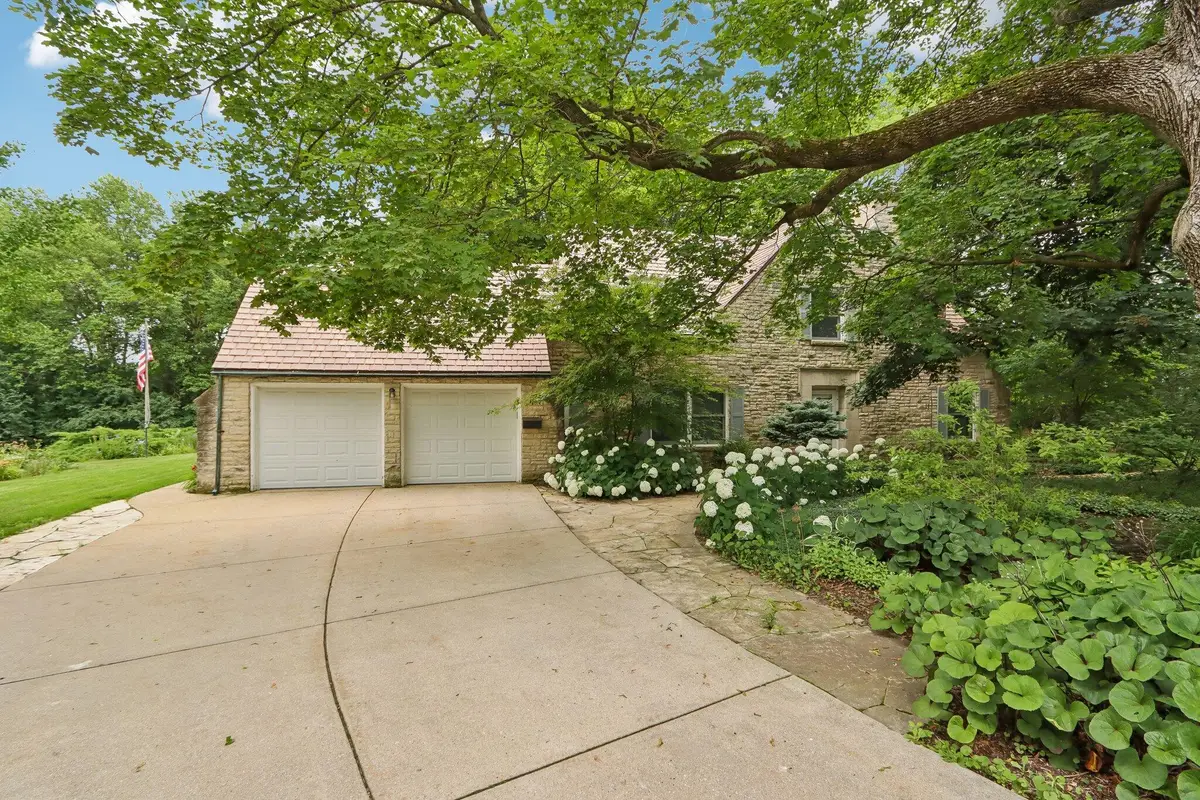 S24W23112 Lookout Dr, Waukesha, WI 53186 - #1