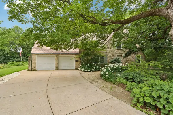 S24W23112 Lookout Dr, Waukesha, WI 53186