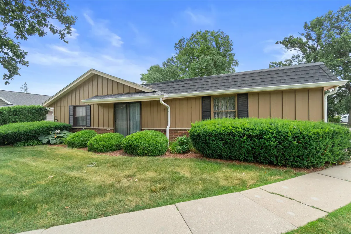 5228 Woodbridge Ln S, Greenfield, WI 53221 - #1