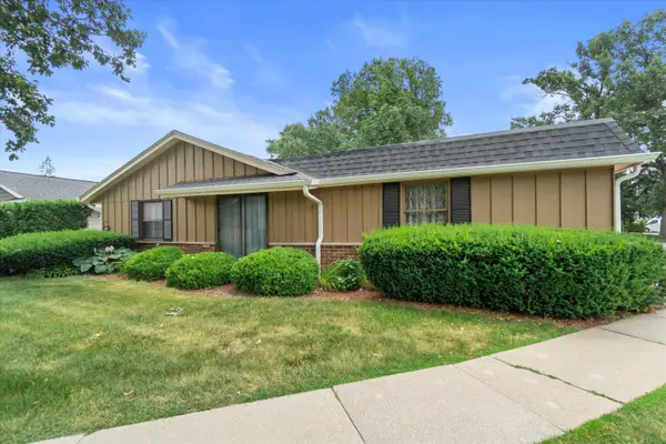 5228 Woodbridge Ln S, Greenfield, WI 53221