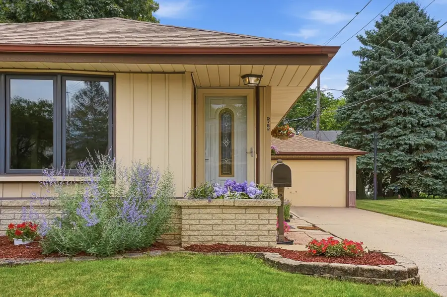 5782 S New York Ave, Cudahy, WI 53110 - #3