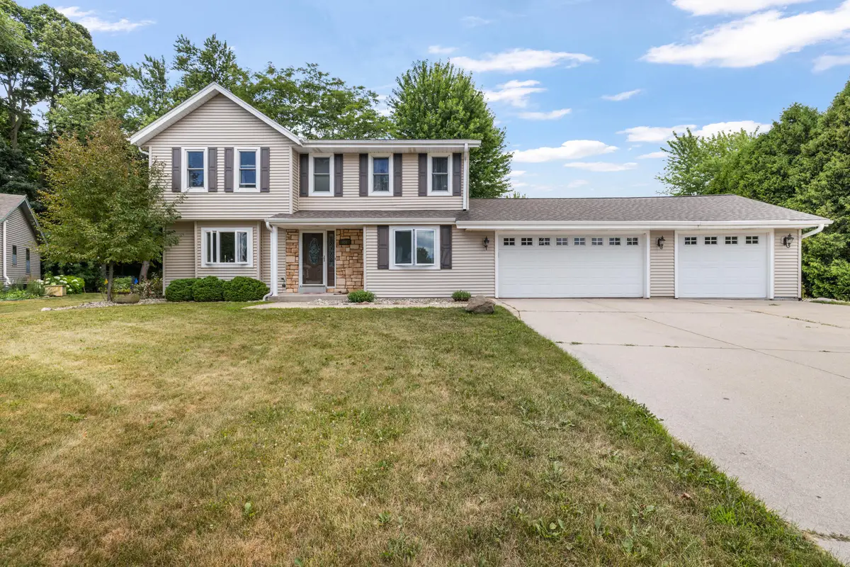 451 Crossroad Ct, Grafton, WI 53024 - #1