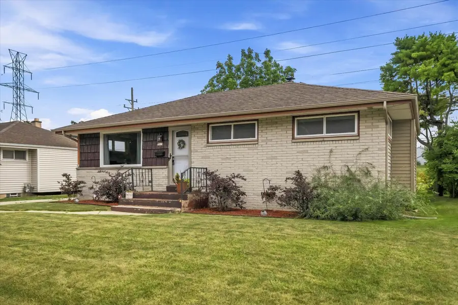 8013 W Waterford Ave, Milwaukee, WI 53220 - #2