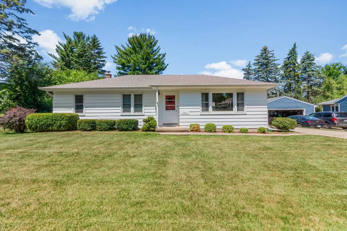 726 N Glenn Dr, Waukesha, WI 53188 - #1