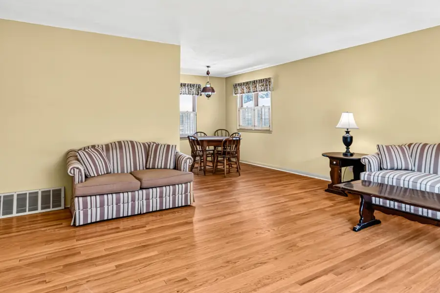 726 N Glenn Dr, Waukesha, WI 53188 - #3