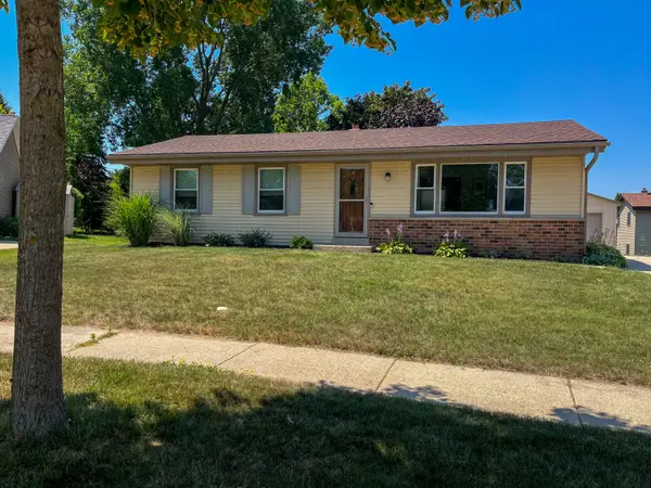 8642 S Fenway Ct, Oak Creek, WI 53154