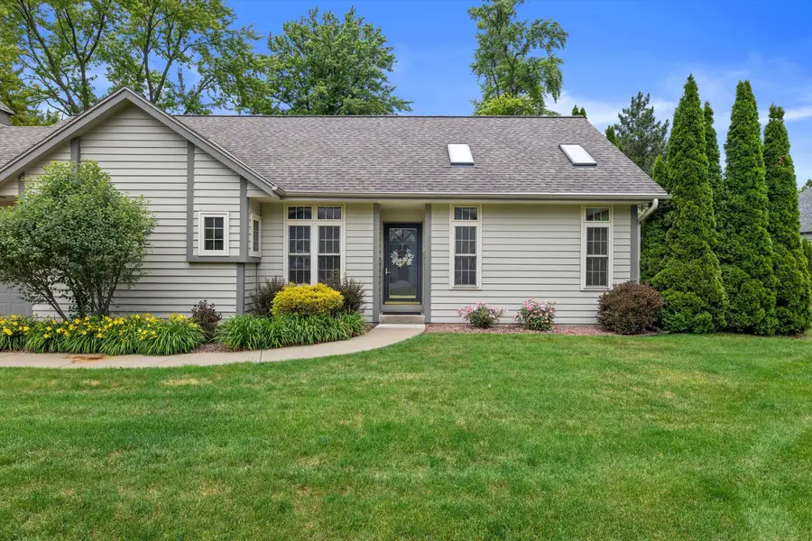 W232N3080 Emerald Ln, Pewaukee, WI 53072 - #2