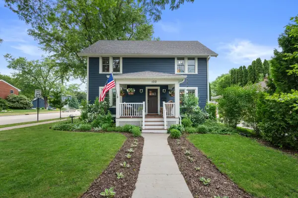 102 Woodland Ln, Oconomowoc, WI 53066