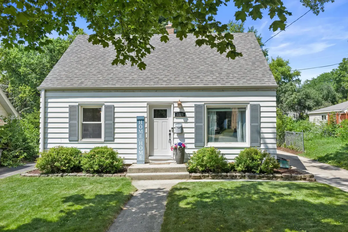 1128 Lindbergh Ave, Waukesha, WI 53188 - #1