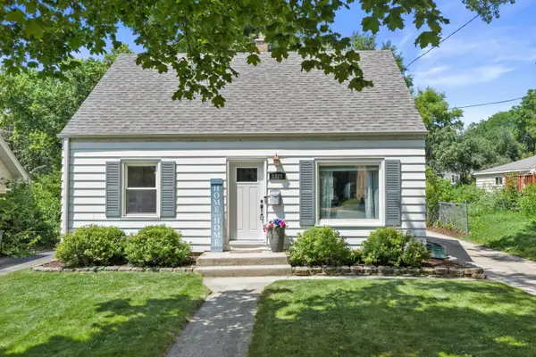 1128 Lindbergh Ave, Waukesha, WI 53188