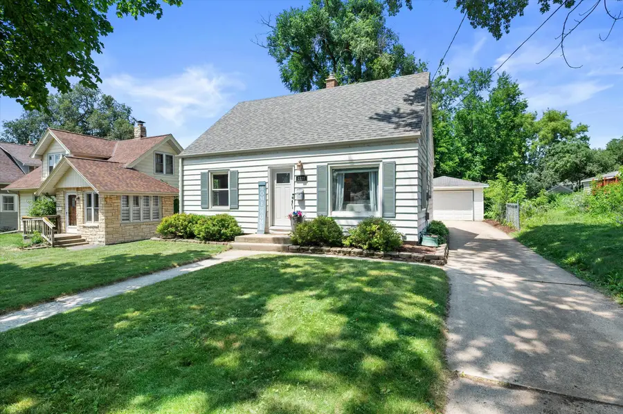 1128 Lindbergh Ave, Waukesha, WI 53188 - #2