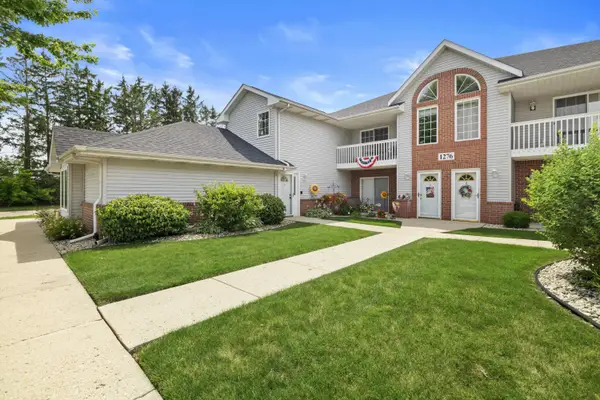 1276 Village Centre Dr, Somers, WI 53144