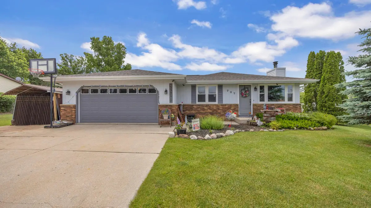 707 Goldfinch Ln, Howards Grove, WI 53083 - #1