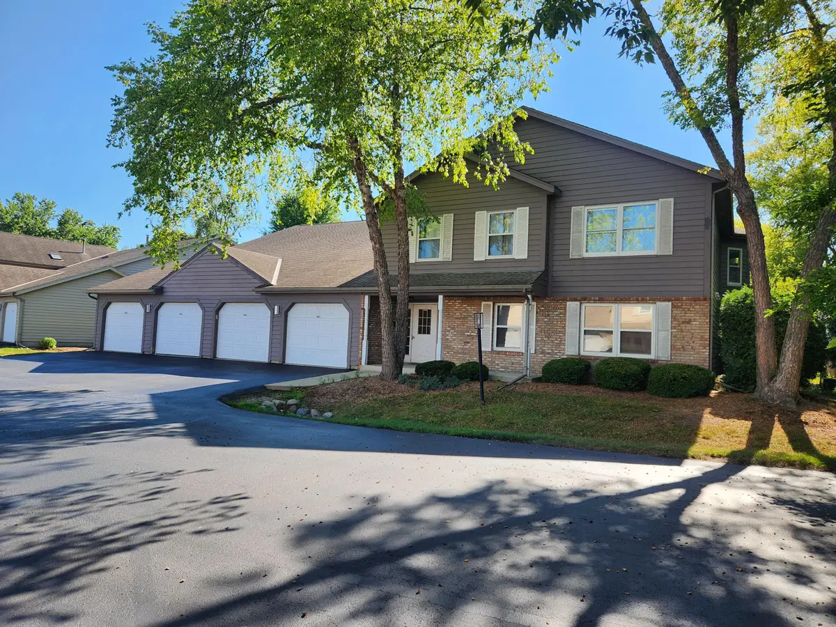 943 Crestwood Dr, Burlington, WI 53105 - #1