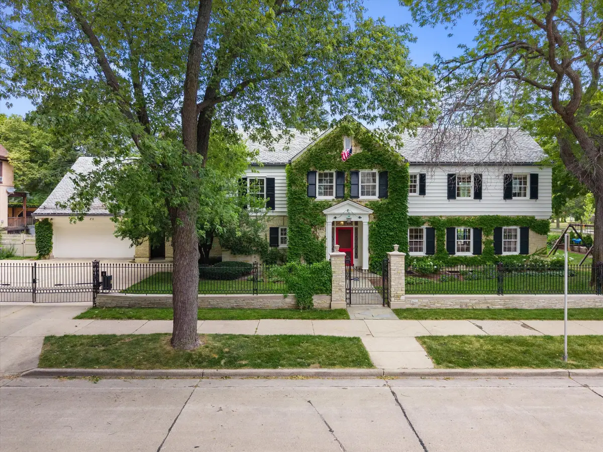 2808 N Shepard Ave, Milwaukee, WI 53211 - #1