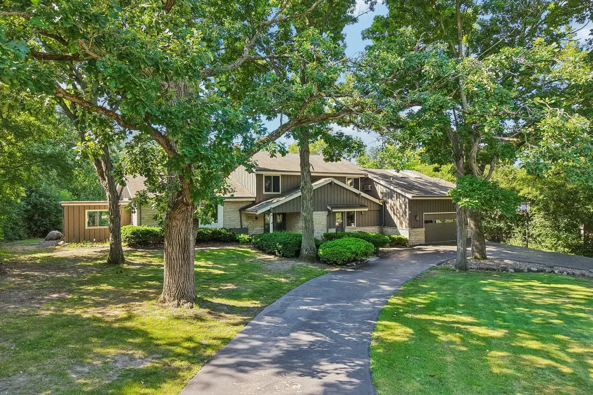 S23W26149 Canterbury Ln, Waukesha, WI 53188 - #1