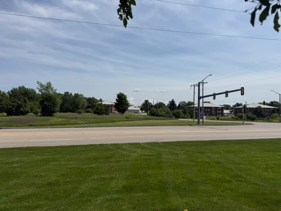 2530 W Waukau Ave, Oshkosh, WI 54904 - #2