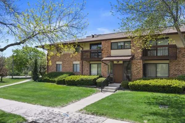 301 Park Hill Dr, Pewaukee, WI 53072