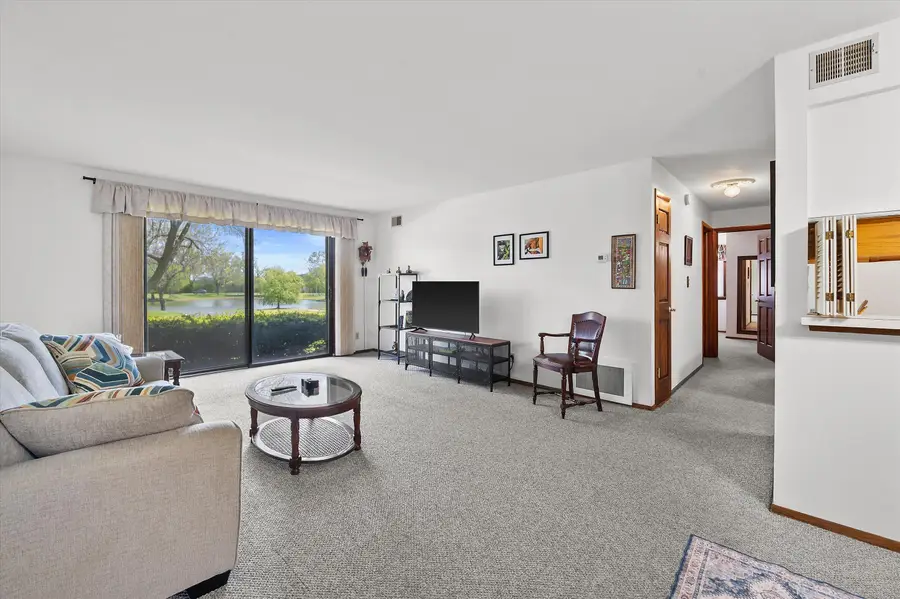 301 Park Hill Dr, Pewaukee, WI 53072 - #2